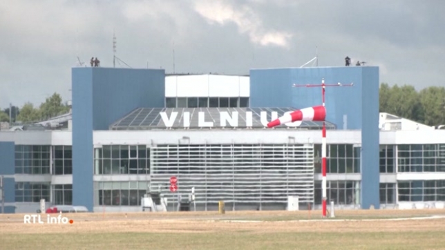Une vingtaine de ballons, chargés de cigarettes de contrebande en provenance du Bélarus, ont semé la pagaille à l’aéroport de Vilnius la nuit dernière. Ces ballons ont d