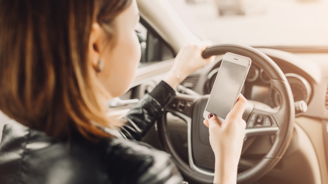 femme-d-affaires-assis-dans-la-voiture-et-en-utilisant-son-smartphone.jpg