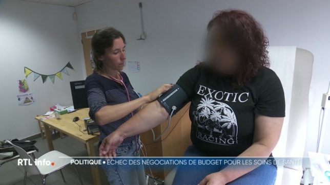 Pour boucler son budget 2026, le gouvernement fédéral souhaite réaliser plus de 900 millions d'euros d'économies dans les soins de santé. Ce lundi, mutuelles, médecins, hôpitaux se sont réunis pour formuler des propositions, mais aucun accord n'a été trouvé. Le gouvernement devra donc trancher.