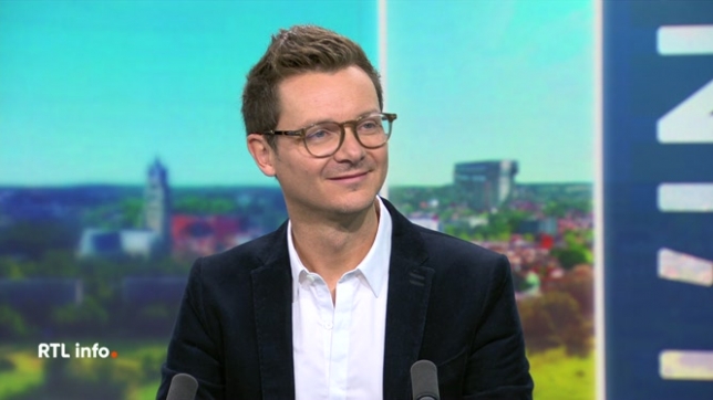 Olivier Schoonejans reçoit le romancier Julien Sandrel qui vient présenter son 8e livre Le jour où Rose a disparu.