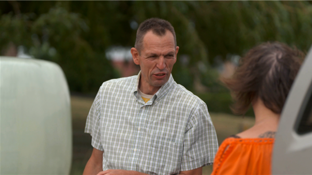 À 50 ans, Dominique, éleveur de bovins à Saint-Sauveur, participe à “L’Amour est dans le pré” aux côtés de son frère jumeau Frédéric. Pour ce célibataire réservé, les débuts face aux prétendantes sont tout sauf simples.