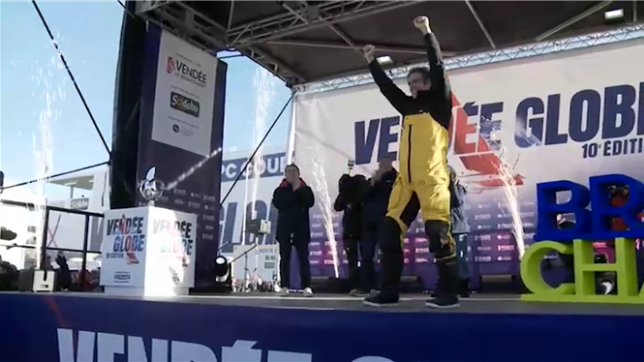 Le Français Charlie Dalin revient de 64 jours en mer. Il a remporté le Vendée Globe.