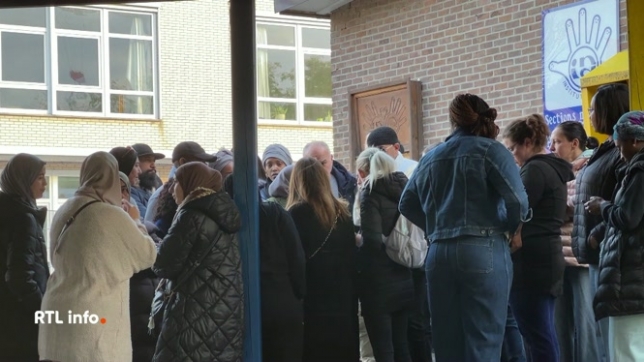 Une cinquantaine de parents se sont rassemblés devant l'Institut Notre-Dame à Anderlecht. Ecole où un enfant de trois ans a subi une agression sexuelle de la part d'un surveillant il y a une dizaine de jours. Les parents ont demandé des explications et ont voulu rencontrer la direction de l'école.