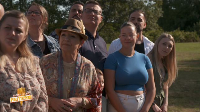 Coup d’envoi mouvementé pour l’étape du Hainaut de « La Meilleure Friterie » ! Avant même de goûter la première frite, l’équipe a dû faire face à une panne de bus. Heureusement, Vincenzo Ciuro et son sens de la débrouille ont sauvé la journée, pour le plus grand plaisir des fans.