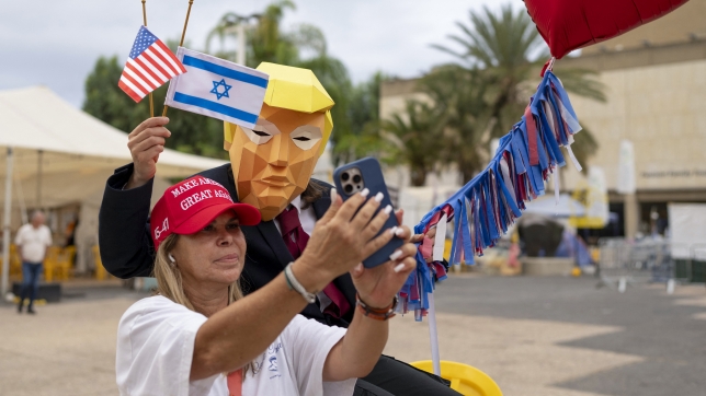 Un masque de Donald Trump présent aux célébrations de l’accord à Tel-Aviv ce matin