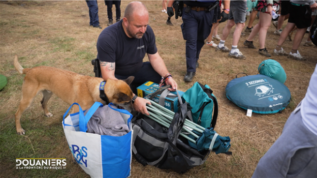 Sur les routes menant à un grand festival électro près de Tournai, les douaniers belges multiplient les contrôles. Objectif : détecter stupéfiants, infractions routières et faux-semblants grâce à des fouilles minutieuses et au flair infaillible des chiens renifleurs.