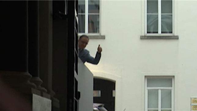 La prudence semblait de mise vendredi matin au 16 rue de la Loi après l'annonce d'un projet d'attentat déjoué contre des responsables politiques. Le premier visé était le Premier ministre Bart De Wever. Il ne s'est pas exprimé depuis lors mais a levé le pouce en arrivant vendredi matin à son cabinet devant les caméras de télévision qui guettaient sa réaction.