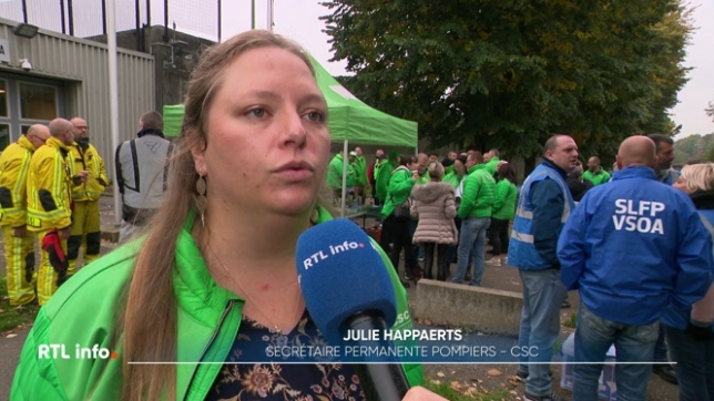 4 mois après l'incendie qui a coûté la vie au pompier Maxime Coessens, lors d'une intervention dans la prison de Lantin, pompiers et agents pénitentiaires ont voulu dénoncer les promesses politiques non tenues.