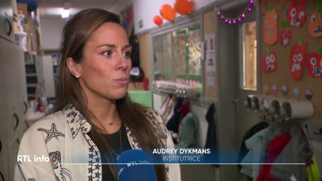 Une institutrice maternelle nommée, et en place depuis 18 ans, qui doit partir au profit d'une collègue, déplacée faute d'élèves dans une autre école. La collègue a plus d'ancienneté, et a donc priorité sur elle.