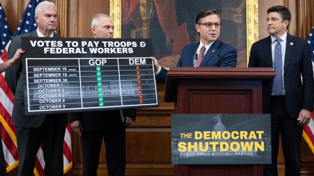 Le président de la Chambre des représentants des États-Unis, Mike Johnson est accompagné du chef de la majorité, Steve Scalise, du whip Tom Emmer (républicain du Minnesota) et de Brian Steil (républicain du Wisconsin) pour une conférence de presse, le dixième jour de la paralysie du gouvernement, le 10 octobre 2025 à Washington