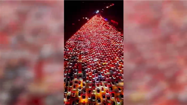 Des milliers de véhicules patientent, générant un embouteillage monstre, pour passer la plus grande barrière de péage de Chine, dans la province du Anhui.