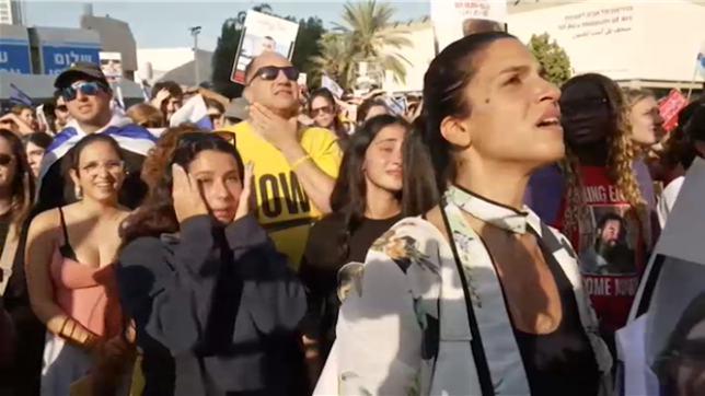 Scènes de liesse à Tel-Aviv après la libération des premiers otages