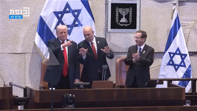 Trump reçoit une standing ovation au Knesset.