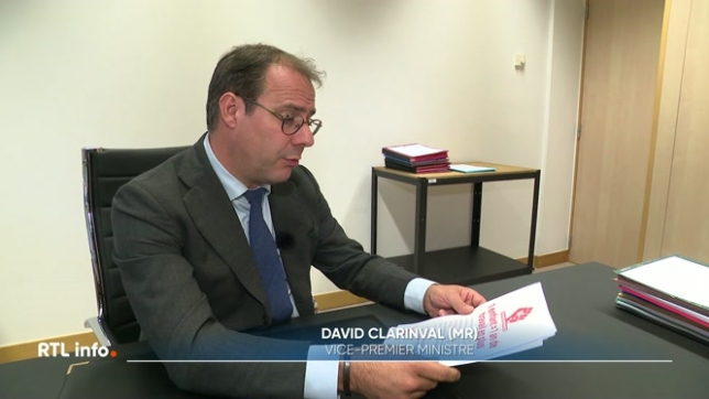 Le ministre MR David Clarinval réagit aux critiques des syndicats qui organisent demain une manifestation nationale contre les mesures du gouvernement.