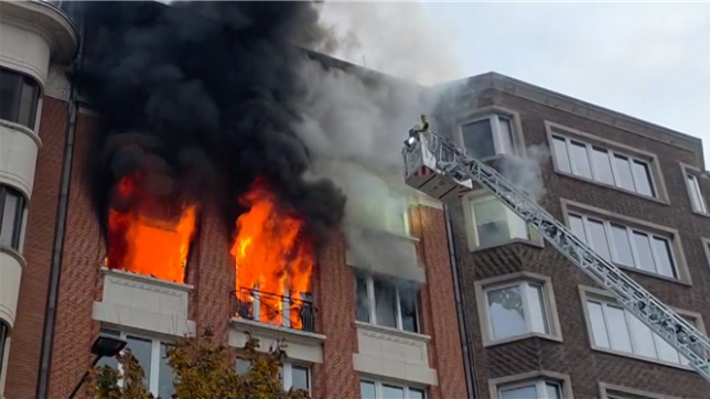 Grave incendie à Charleroi: deux enfants sauvés in extremis par les pompiers.