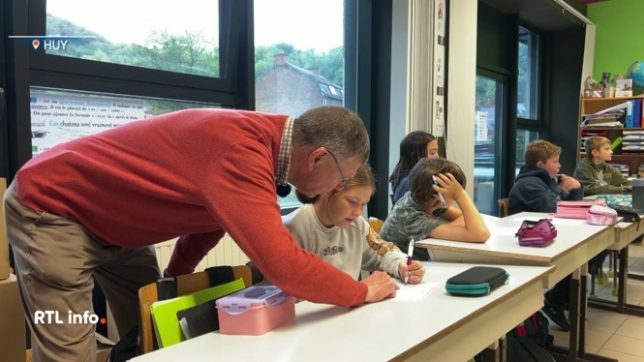 À Huy, la Ville et plusieurs écoles communales ont lancé un projet pour accueillir des bénévoles en classe, quelques heures par semaine, afin de soutenir les instituteurs et aider les élèves dans leurs apprentissages.