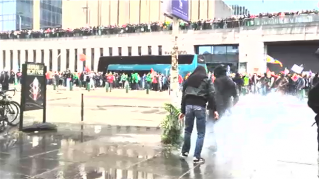 Des manifestants masqués ont affronté les forces de l'ordre mardi à la mi-journée à hauteur du boulevard Pachéco à Bruxelles, en marge de la manifestation nationale. Des blessés étaient soignés sur place et la police a appréhendé quelques participants, a constaté l'agence Belga.