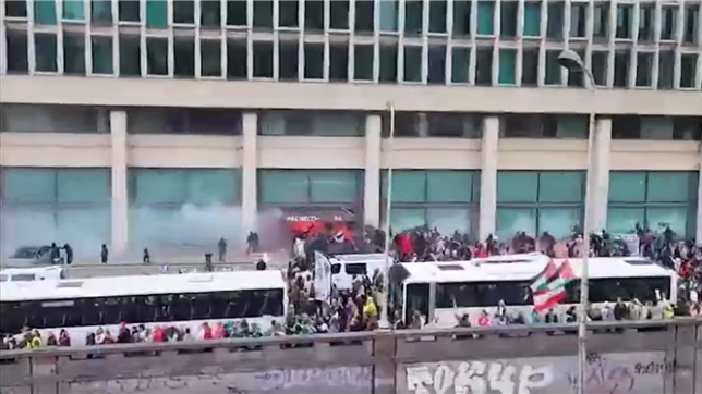 Les troubles ont commencé au 44 Pacheco, le bâtiment où se trouvent notamment les bureaux de l’Office des étrangers. Des émeutiers y ont lancé des feux d’artifice et d’autres projectiles, brisant plusieurs vitres.