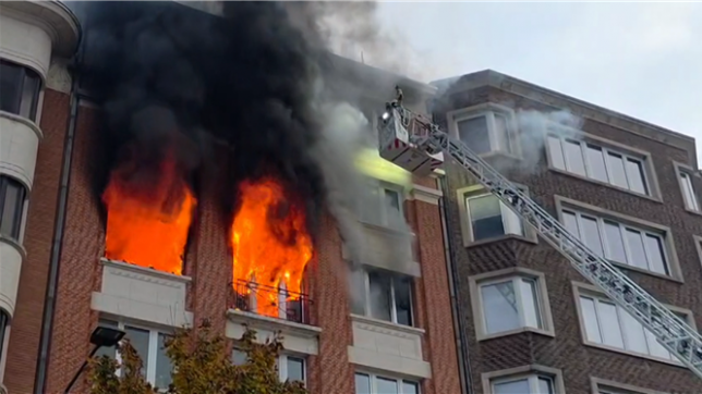 De grandes flammes ont jailli des fenêtres d’un appartement, boulevard Tirou, à Charleroi. Des enfants ont été sauvés par les hommes du feu carolos.