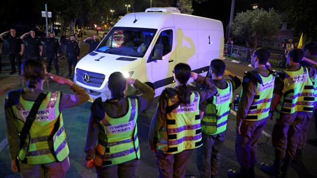 Les véhicules transportant les corps de quatre otages sont arrivés au Centre national de médecine légale de Tel Aviv ce mercredi.
