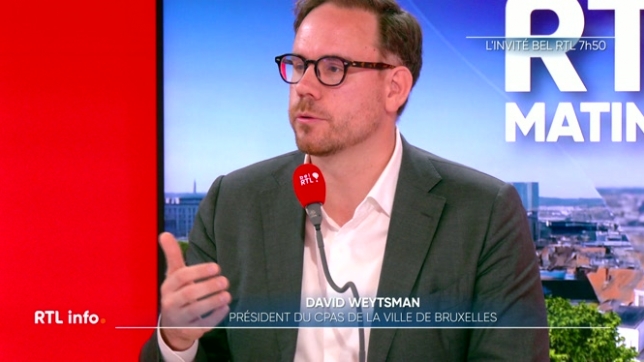 Il défend les mesures du gouvernement concernant la limitation des allocations de chômage. Selon lui, le CPAS sert à préserver la dignité humaine.