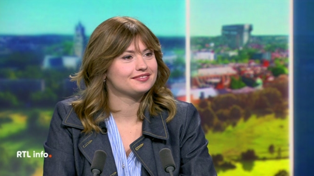 On retrouve en plateau la chanteuse française Marine qui vient présenter son premier album Coeur maladroit.