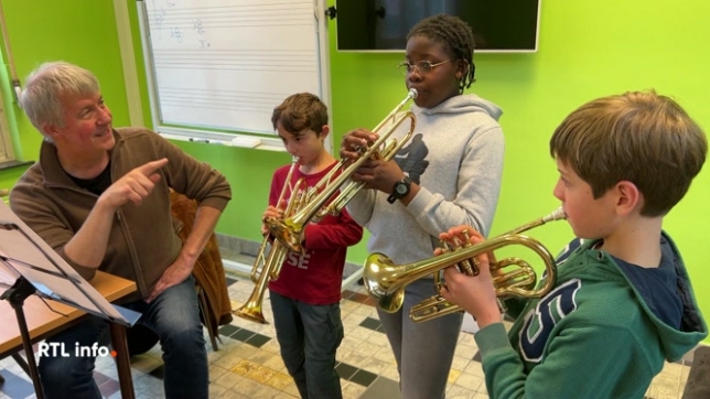 C'est une des décisions du gouvernement de la Fédération Wallonie-Bruxelles. Les académies d'art vont devenir payantes pour les enfants âgés de 5 à 12 ans. Dès la rentrée prochaine, l'inscription coûtera 94 euros par enfant. A l'académie de Nivelles, et dans toutes les autres, c'est l'inquiétude.