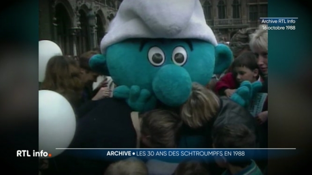 L'archive du jour remonte au 15 octobre 1988, quand les Schtroumpfs fêtaient leur 30ème anniversaire, en grandes pompes, sur la Grand-Place de Bruxelles. Et le créateur de ces petits bonshommes bleus, le dessinateur belge Peyo, était bien entendu de la partie.
