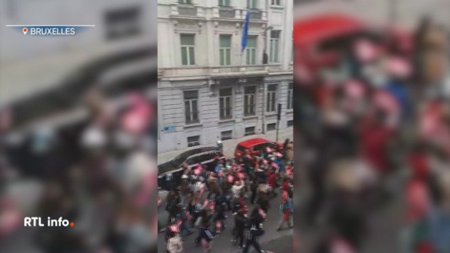 Près d'un millier d'étudiants ont manifesté ce jeudi dans les rues de Bruxelles à l'appel de la Fédération des Etudiants Francophones (FEF) contre le décret paysage qui, selon eux, complique les conditions de réussite. Selon la FEF, des centaines d'étudiants seraient devenus non finançables.