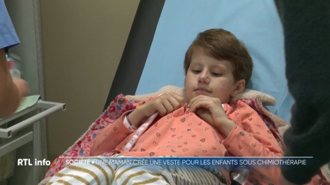 Les vêtements standards compliquent les procédures de soins aux enfants cancéreux, les obligeant à se déshabiller dans des environnements peu accueillants. Une maman, Laura Roose, a décidé d'agir et a fait confectionner des blouses adaptées aux soins hospitaliers et à leur dignité.