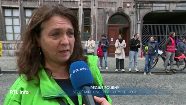 Plusieurs chaînes humaines ont été formées pour relier différentes écoles. Soutenus par certains élèves, les enseignants dénoncent la hausse du temps de travail en classe, 22 heures au lieu de 20, et d'autres mesures d'économie annoncées par le gouvernement de la Fédération Wallonie-Bruxelles.