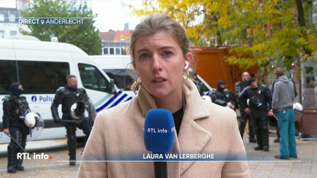 Les forces de l'ordre ont violemment dispersé des manifestants qui tentaient d'empêcher l'expulsion de sans-papiers, square de l'Aviation à Anderlecht. Les policiers ont fait usage de gaz lacrymogènes et de canons à eau. Le point sur place avec Laura Van Lerberghe.