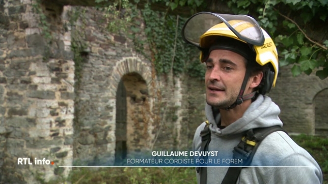 Le Forem organise cette formation dans le cadre prestigieux des ruines de l'abbaye cistercienne. En plus de maîtriser le déplacement sur corde, les stagiaires vont apprendre les bases des différents métiers pour être capables d'effectuer des travaux de restauration du patrimoine.