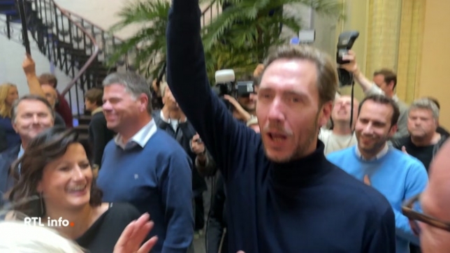 Il a largement remporté l'élection avec 91% des voix et succède à Eva De Bleeker qui a dirigé le parti libéral flamand pendant un an. Il suit également les traces de son père, l'ancien ministre des Affaires étrangères Karel De Gucht, qui a présidé le parti de 1999 à 2004.