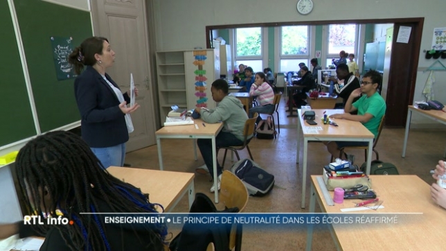 Un décret, approuvé en première lecture, vise à interdire les signes convictionnels visibles pour le personnel des écoles de la Fédération Wallonie-Bruxelles, afin de garantir la neutralité de l'enseignement.