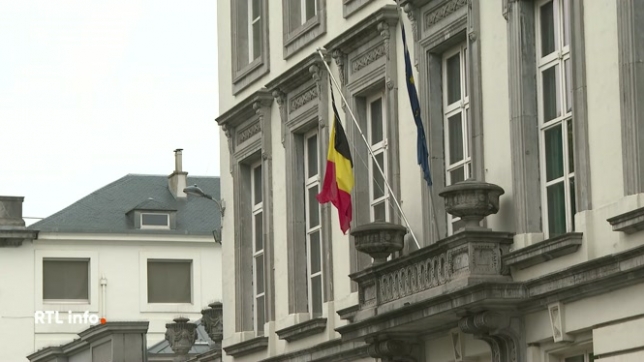 Aucun conseil des ministres n'est prévu avant le 20/10, Bart De Wever privilégiant les entretiens bilatéraux. Les partis de la coalition Arizona peinent à s'entendre sur les mesures d'économie, soit 10 milliards d'ici 2030.