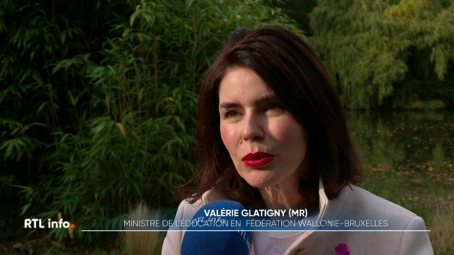 Un décret, approuvé en première lecture, vise à interdire les signes convictionnels visibles pour le personnel des écoles de la Fédération Wallonie-Bruxelles, afin de garantir la neutralité de l'enseignement.