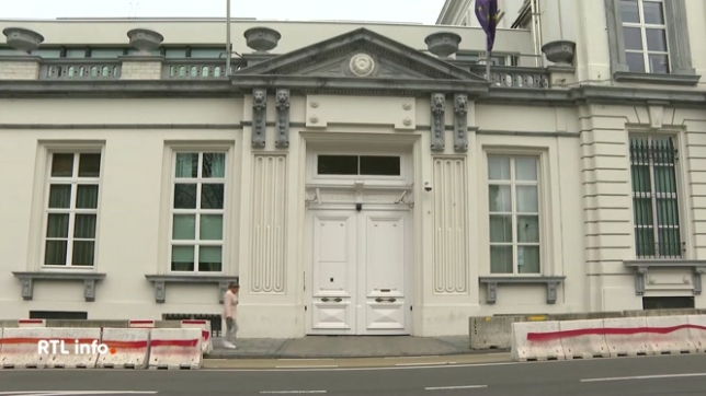 Si rien n'est bouclé avant la fin octobre, le gouvernement devra recourir aux douzièmes provisoires, ce qui signifie l'absence de nouvelles dépenses ou projets majeurs, une option que personne ne souhaite. La prochaine rencontre aura lieu demain lundi.