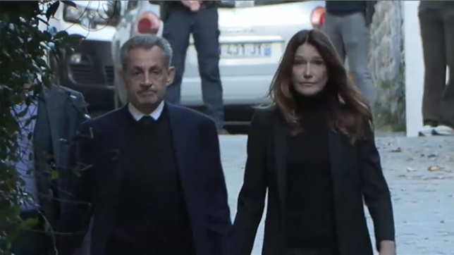 L'ancien président a été accueilli par une foule avant de monter dans la voiture et de se rendre en prison.