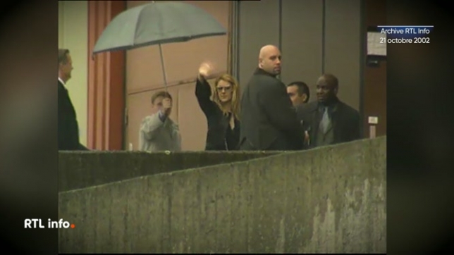 C'est une icône de la chanson, qui était de passage en Belgique, à La Louvière, le 21 octobre 2002. Céline Dion s'était offert un bain de foule, juste avant de débuter son célèbre show à Las Vegas.