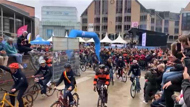 Le départ de la 46e édition des 24 Heures vélo de Louvain-la-Neuve a été donné à 13 h sur la Grand-Place de la cité universitaire.