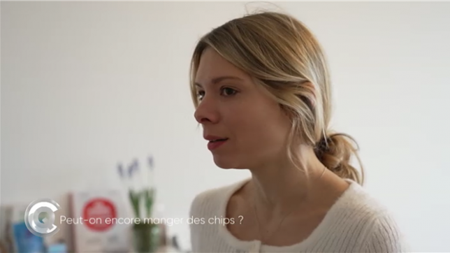 Qu’elles soient artisanales ou industrielles, les chips n’ont jamais été aussi populaires. Mais entre saveurs surprenantes, recettes maison et additifs controversés, que trouve-t-on vraiment dans nos sachets ?