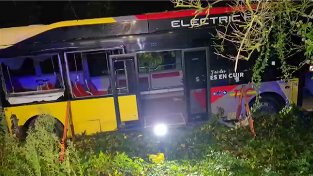 Sortie de route spectaculaire pour un bus à Jumet. Son conducteur a fait un malaise.
