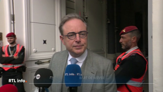 Les négociations budgétaires entre le Premier ministre Bart De Wever (N-VA) et ses vice-Premiers ministres débutent ce mercredi à 13h00. Le cabinet restreint s'est séparé sans accord mardi peu avant minuit. Une réunion marathon pourrait débuter ce mercredi. Serge Vermeiren est en direct.