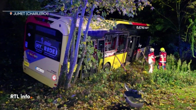 Un accident impressionnant s’est produit ce mercredi matin peu avant 6h. Le conducteur d’un bus TEC a fait un malaise, percuté une voiture et a terminé sa route dans les arbres.