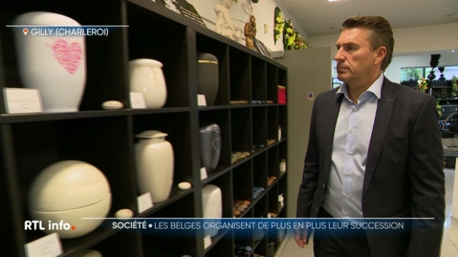 Pour aider les familles endeuillées, la Fondation Roi Baudouin et la Fédération du notariat ont imaginé une brochure, Et après moi... Instructions à mes proches. Ce carnet pratique permet de rassembler les informations essentielles et les volontés personnelles à la succession ou aux funérailles.