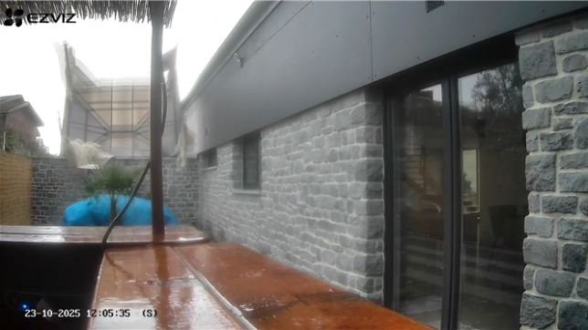 La tempête Benjamin traverse la France et la Belgique, notamment, ce jeudi. Selon l’IRM, le temps restera souvent sec avec un ciel partagé entre nuages et éclaircies et possibilité de quelques averses localisées. Cet après-midi et en soirée, par contre de nouvelles pluies envahiront le pays.