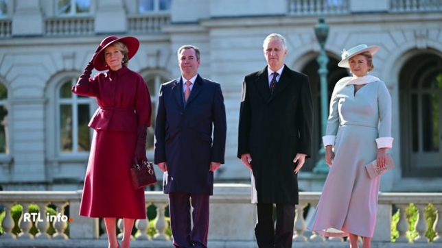 Le roi Philippe et la reine Mathilde ont accueilli le grand-duc Guillaume et la grande-duchesse Stéphanie à l'occasion de leur première visite à l'étranger depuis leur intronisation le 3 octobre. Les deux couples se sont retrouvés place des Palais pour l'accueil officiel puis au palais royal.