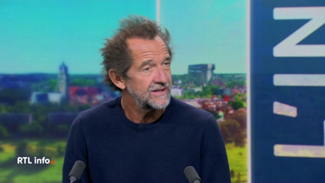 Invité du RTL info 13H., Stéphane De Groodt présente son nouvel ouvrage dans lequel il se raconte de manière intime. Un parcours de vie étonnant, de pilote de course à chroniqueur télé et comédien pour le théâtre, le cinéma et la télévision, tout cela placé sur le ton de l'humour surréaliste.