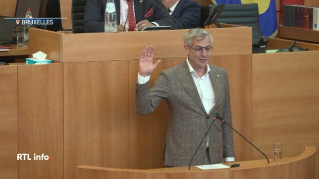 Dirk De Smet a prêté serment ce matin en tant que nouveau ministre bruxellois des Finances, en remplacement de Sven Gatz qui a démissionné pour des raisons de santé. Un nouveau ministre en affaires courantes en l'absence d'un exécutif de plein exercice.